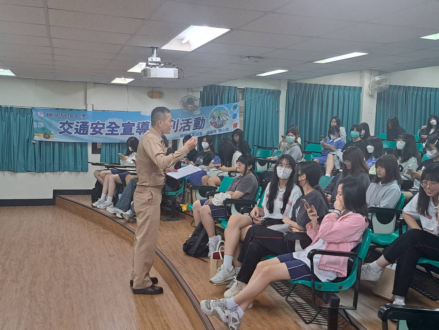 114.04.23林園分局曾警官蒞校交通安全宣導(另開新視窗)